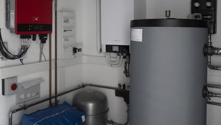 «Casa Conelli» im Tessin: Die Elektroheizung mit grossem Kessel wurde durch eine Wärmepumpe ersetzt, die im Schuppen des Hauses untergebracht ist.