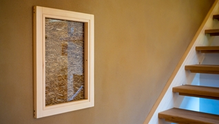Aperçu des matériaux isolants: les murs de la maison familiale située à Vollèges (VS) se composent de paille isolante et d’un crépi en argile.