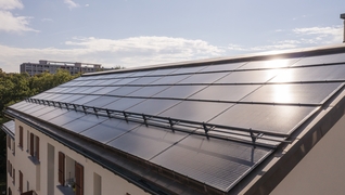 Cooperativa edilizia La Paix di Nyon: il sottotetto dell’immobile è stato isolato con trucioli di legno e sono stati installati pannelli solari sul tetto.