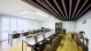 La sala comune della cooperativa, dove gli inquilini si riuniscono anche per dibattiti e altre iniziative.