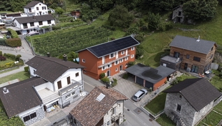 Casa Conelli in Ticino: un ex rustico risplende di un fresco rosso terracotta