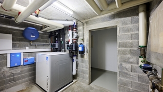 Il locale caldaia con il nuovo impianto a pompa di calore e i due relativi boiler.