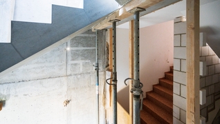 Ein Lift wird eingebaut und der Treppenlauf neu aussen angebaut.