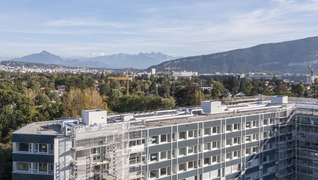 Eine Grossüberbauung in Genf wird mit sieben grossen Wärmepumpen auf dem Flachdach klimafreundlich beheizt.