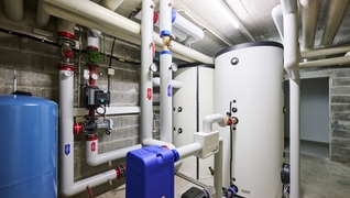 Il locale caldaia con il nuovo impianto a pompa di calore e i due relativi boiler.