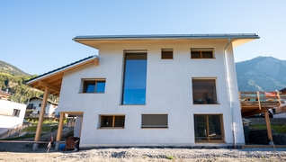 La maison familiale écologique (CECB A/A) située à Vollèges (VS) est construite avec de la paille, du bois et de l’argile, qui ne contiennent pratiquement pas d’énergie grise.