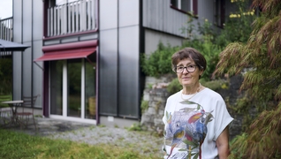 Condominio di Zurigo Witikon: la proprietaria davanti alla casa dei genitori, che ha trasformato in un condominio.