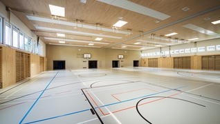Im energetisch sanierten Schulhaus Hasel in Spreitenbach (AG) lernt und turn es sich besser.